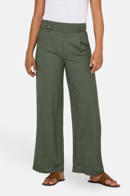 Kaki broek van JDY, met wijde pijpen en knoopdetails op de tailleband.
