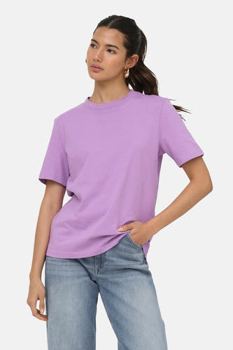 T-shirt uni violet ONLY® à col rond et manches courtes, porté avec un jean ample.