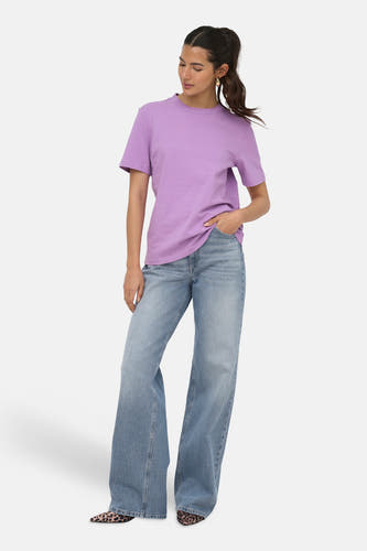 Effen paars T-shirt van ONLY® met ronde hals en korte mouwen, gedragen met wijde jeans.