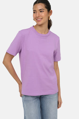 T-shirt violet de ONLY® à col rond et manches courtes, porté par une femme avec un jean.
