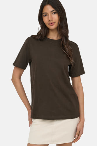 T-shirt marron à manches courtes ONLY®, avec col rond, porté avec un short clair.