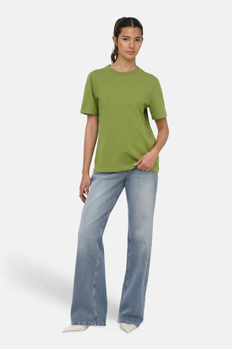T-shirt vert de ONLY® à col rond et manches courtes, stylé avec un jean évasé.