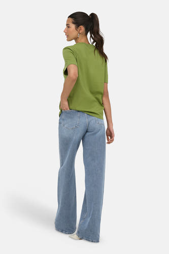 T-shirt vert de ONLY à manches courtes et col rond, porté au dos par un mannequin avec un jean bleu.