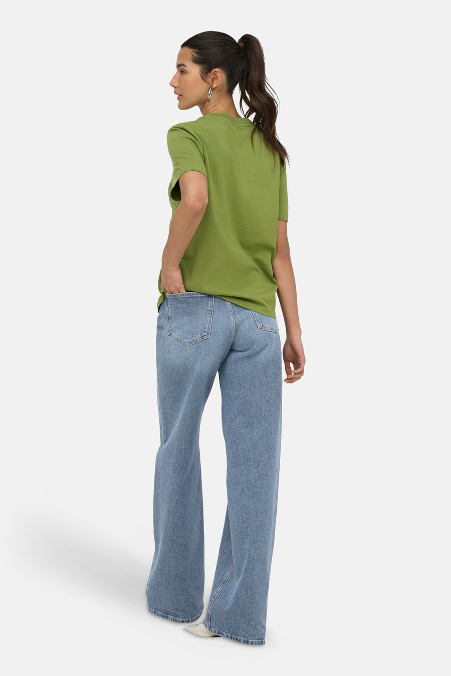 T-shirt vert de ONLY à manches courtes et col rond, porté au dos par un mannequin avec un jean bleu.