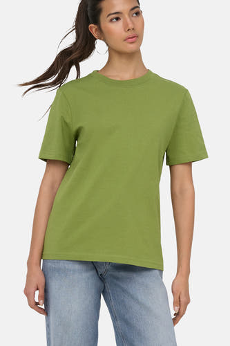 T-shirt vert de ONLY® à manches courtes et col rond, porté par une femme en jean bleu.