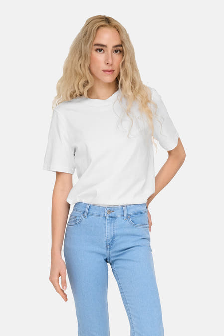 Wit T-shirt met korte mouwen van ONLY, gedragen met lichtblauwe jeans.