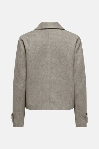 Beige korte jas van ONLY, rugzijde, met lange mouwen en knoopdetails.
