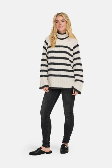 Sweat-shirt multicolore à col rond de JDY, avec des rayures noires, associé à un jean noir et des baskets noires.