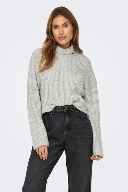 Gilet gris ONLY®, avec des manches longues et une texture rayée, porté avec des jeans foncés et des bottes.