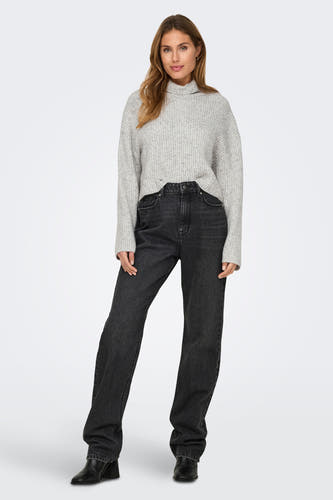 Grijze coltrui van ONLY®, met lange mouwen en een geribbelde textuur, gedragen met donkere jeans en laarzen.
