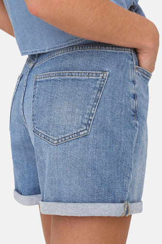 Short light blue denim pants from ONLY, with turned-up cuffs and a back pocket.