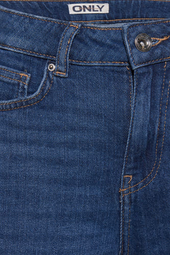 Korte, mid-blauwe denim broek van ONLY, met stiksels en knoopsluiting.
