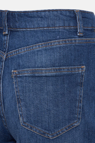 Middenblauwe denim short van ONLY, met achterzak en riemlussen.
