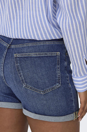 Mid blue denim short van ONLY, met een omgeslagen zoom en een achterzak.
