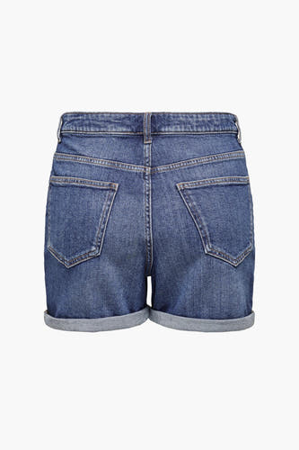 Middenblauwe denim short van ONLY, met achterzakken en omgeslagen pijpen.
