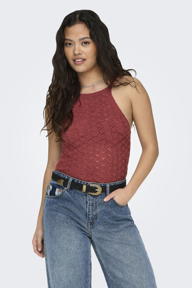 Rode top van ONLY, met een gehaakt diamantpatroon, gedragen met een jeans en een riem.
