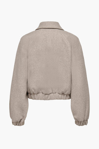 Manteau court beige d'ONLY, vu de derrière, avec des manches longues et une ceinture élastique.
