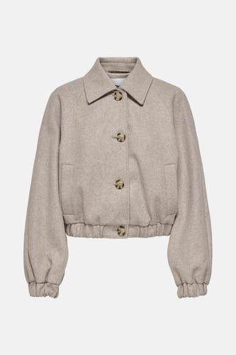 Manteau court beige d'ONLY, avec des manches longues et une fermeture à boutons.