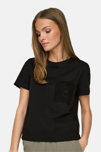 T-shirt noir à manches courtes de JDY, avec un sac poitrine carré tricoté.