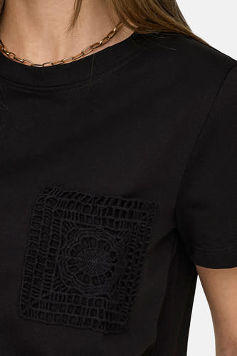 T-shirt noir à manches courtes de JDY, avec un sac en tricot.
