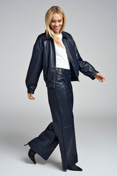 Blauwe broek van ONLY, met wijde pijpen en gecombineerd met een leren jasje en pumps.