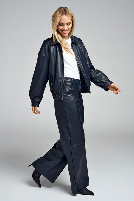 Blauwe broek van ONLY, met wijde pijpen en gecombineerd met een leren jasje en pumps.