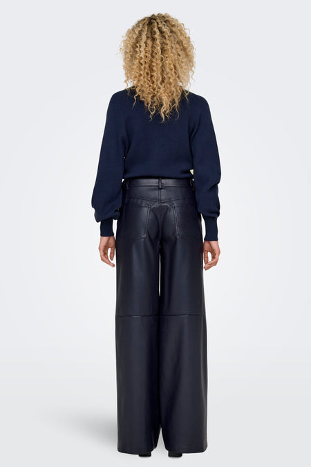 Blauwe broek van ONLY®, met wijde pijpen, van achteren gezien.
