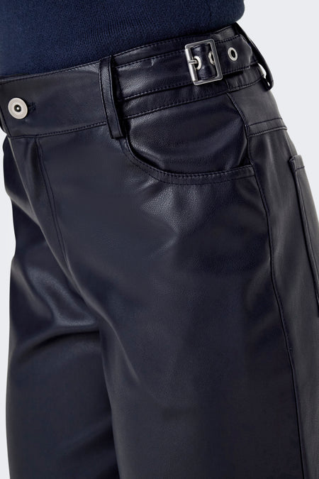 Blauwe broek van ONLY, met riem en zilveren gesp, detailopname.
