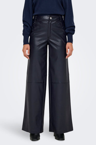 Blauwe broek van ONLY, met wijde pijpen en riemlussen, gecombineerd met een donkerblauwe trui.

