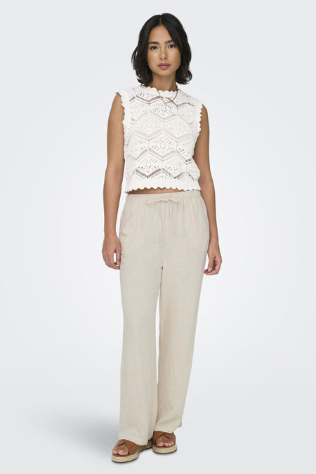 Jean écru de ONLY, avec cordon et larges jambes, associé à un pull tricoté et des sandales.