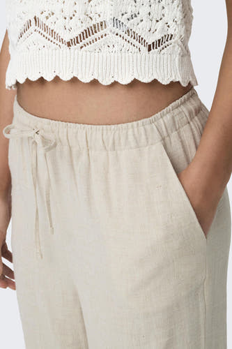 Pantalon écru de ONLY, avec cordon de serrage et poche, associé à un haut tricoté.