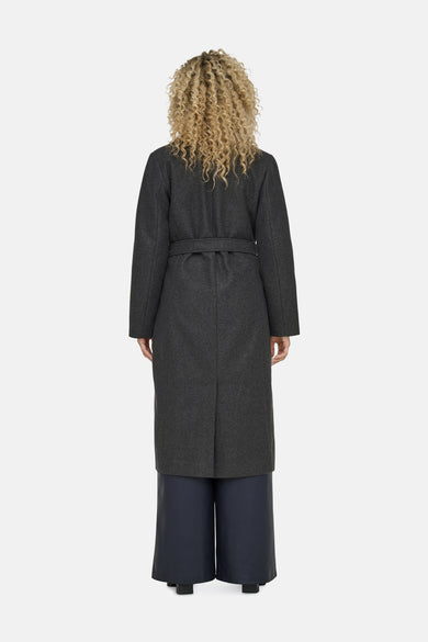 Grijze jas van ONLY, gezien van achteren, met een ceintuur en donkere broek.
