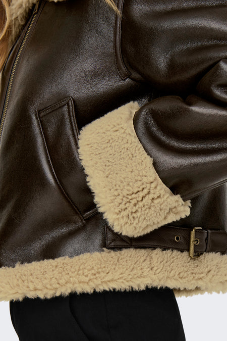 Manteau brun d'ONLY avec garniture en fourrure, poche et détail de bouton.