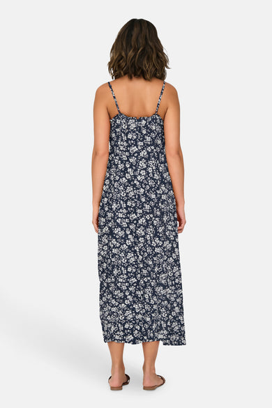Mouwenloze jurk in blauw van ONLY met bloemenprint, gezien van achteren.