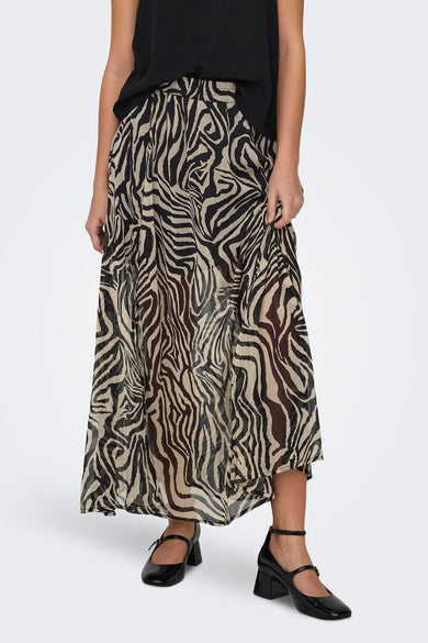 Lange bruine rok van ONLY met zebraprint en gecombineerd met zwarte Mary Jane schoenen.