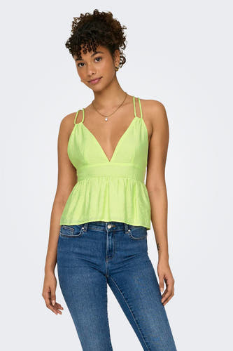 Groene mouwloze blouse van ONLY, met dubbele spaghettibandjes en gecombineerd met blauwe jeans.
