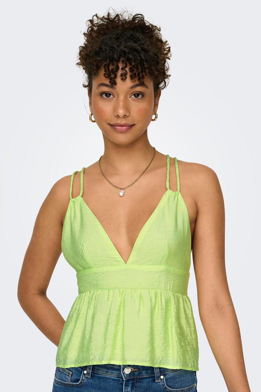 Groene mouwloze blouse van ONLY®, met dubbele spaghettibandjes en een lichte glans.
