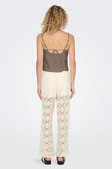 Bruine mouwloze blouse van ONLY, met gekleurde kraaltjes op de bandjes en een striksluiting op de rug.
