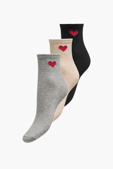 Chaussettes noires avec cœur rouge de ONLY®, combinées avec beige et gris, modèle court, vue latérale