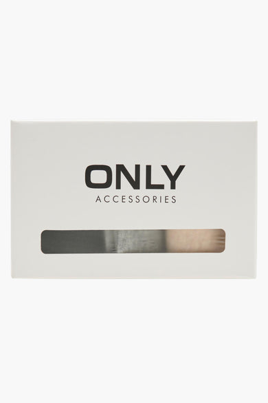 Chaussettes noires ONLY® dans une boîte blanche avec fenêtre transparente, design minimaliste