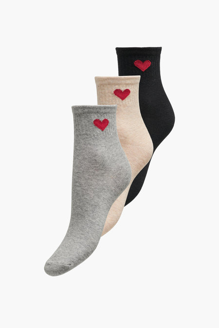 Chaussettes noires d'ONLY avec un cœur rouge, également disponibles en gris et beige.