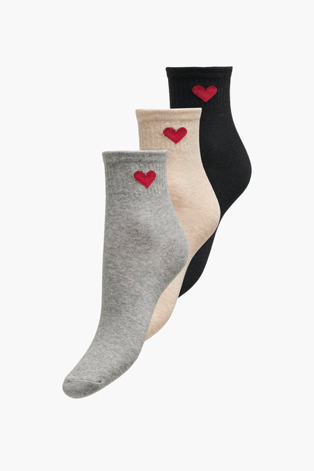 Chaussettes noires ONLY, avec un cœur tricoté, en versions gris cl et beige beige.