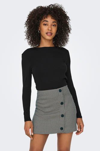 Zwart T-shirt met lange mouwen van ONLY®, gecombineerd met een houndstooth rok met knopen.