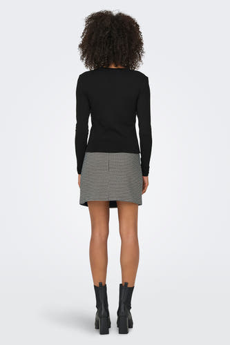 Zwart T-shirt met lange mouwen van ONLY, met een houndstooth minirok en zwarte laarzen.