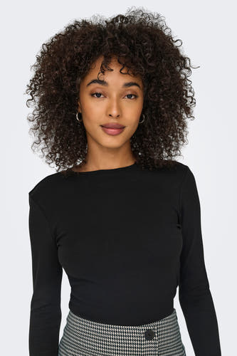 Zwarte T-shirt met lange mouwen van ONLY®, gecombineerd met een houndstooth rok en zilveren oorbellen.