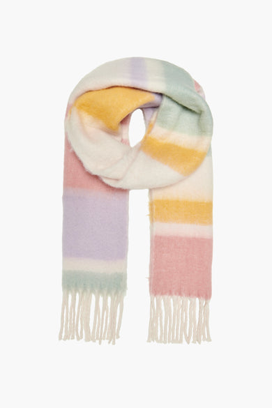 Écharpe d'hiver multicolore de ONLY, avec des rayures pastel horizontales et des franges.