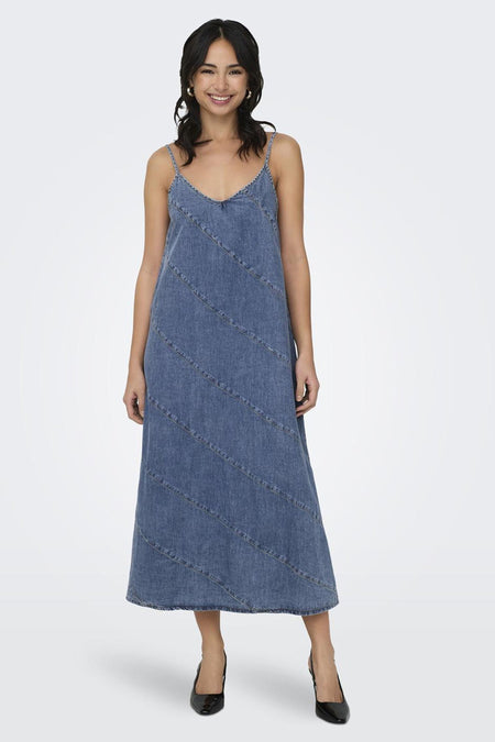 Mid-blauw denim mouwloos kleedje van ONLY® met spaghettibandjes en diagonale naden.