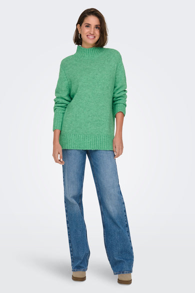 Gilet vert de ONLY, porté avec des jeans et des chaussures dans un style décontracté.