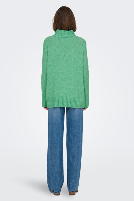 Gilet vert de ONLY ONLY, avec long man combinééé un pantalon en jeans bleu.