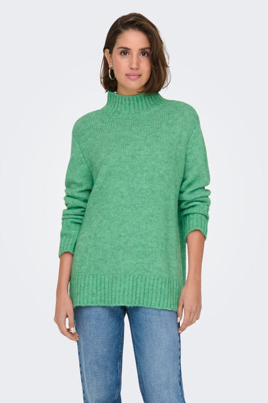 Gilet vert de ONLY ONLY ONLY avec long et et et texture texture, portéé des jeans bleus.